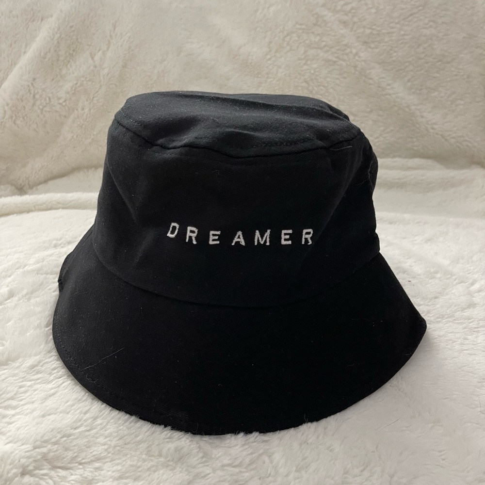 DREAMER Black and white bucket hat